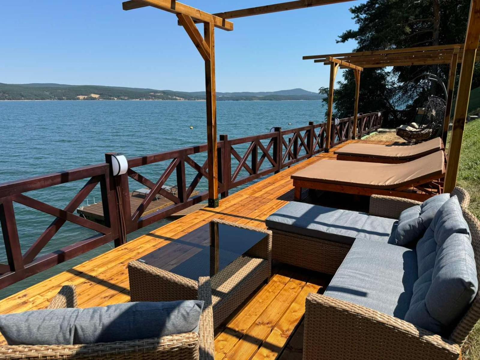 Villa Iskar Lake Residence By Bookvillabg Shtarkelovo Gnezdo Bagian luar foto