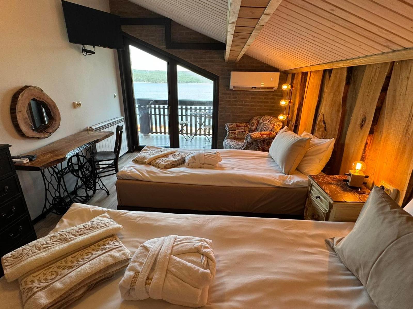 Villa Iskar Lake Residence By Bookvillabg Shtarkelovo Gnezdo Bagian luar foto
