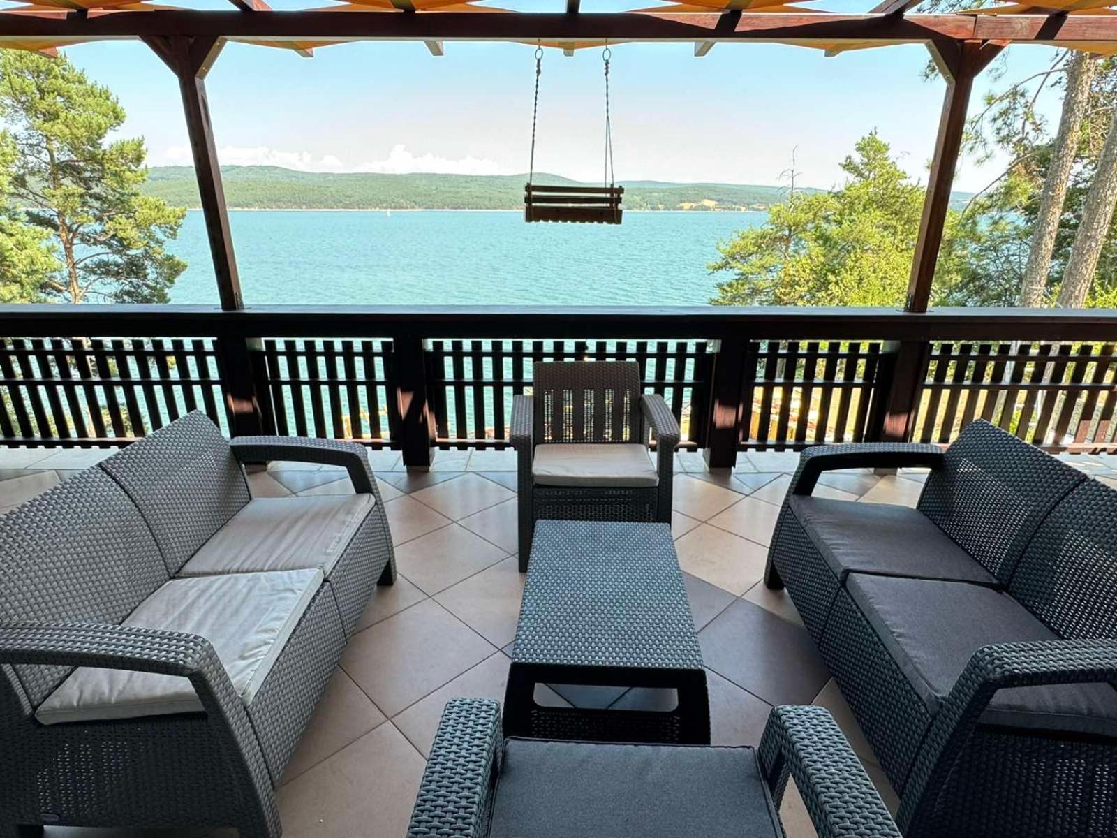 Villa Iskar Lake Residence By Bookvillabg Shtarkelovo Gnezdo Bagian luar foto