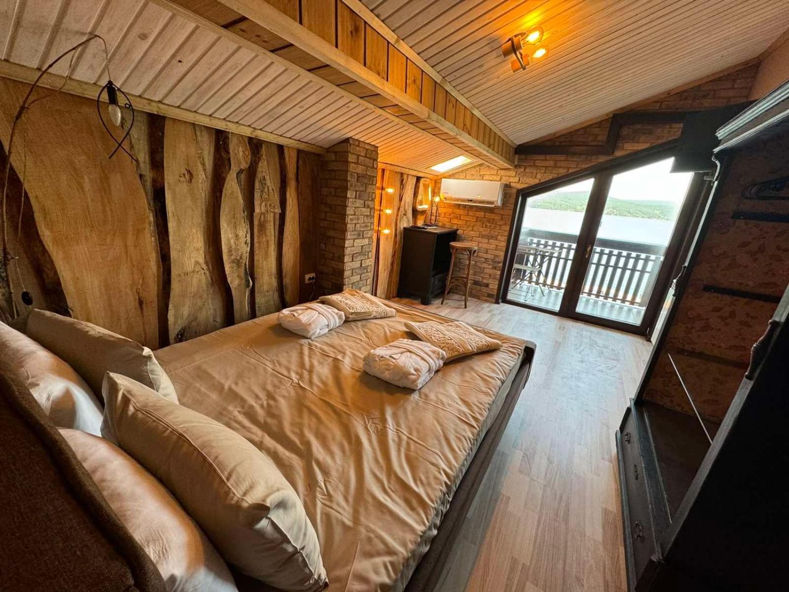 Villa Iskar Lake Residence By Bookvillabg Shtarkelovo Gnezdo Bagian luar foto