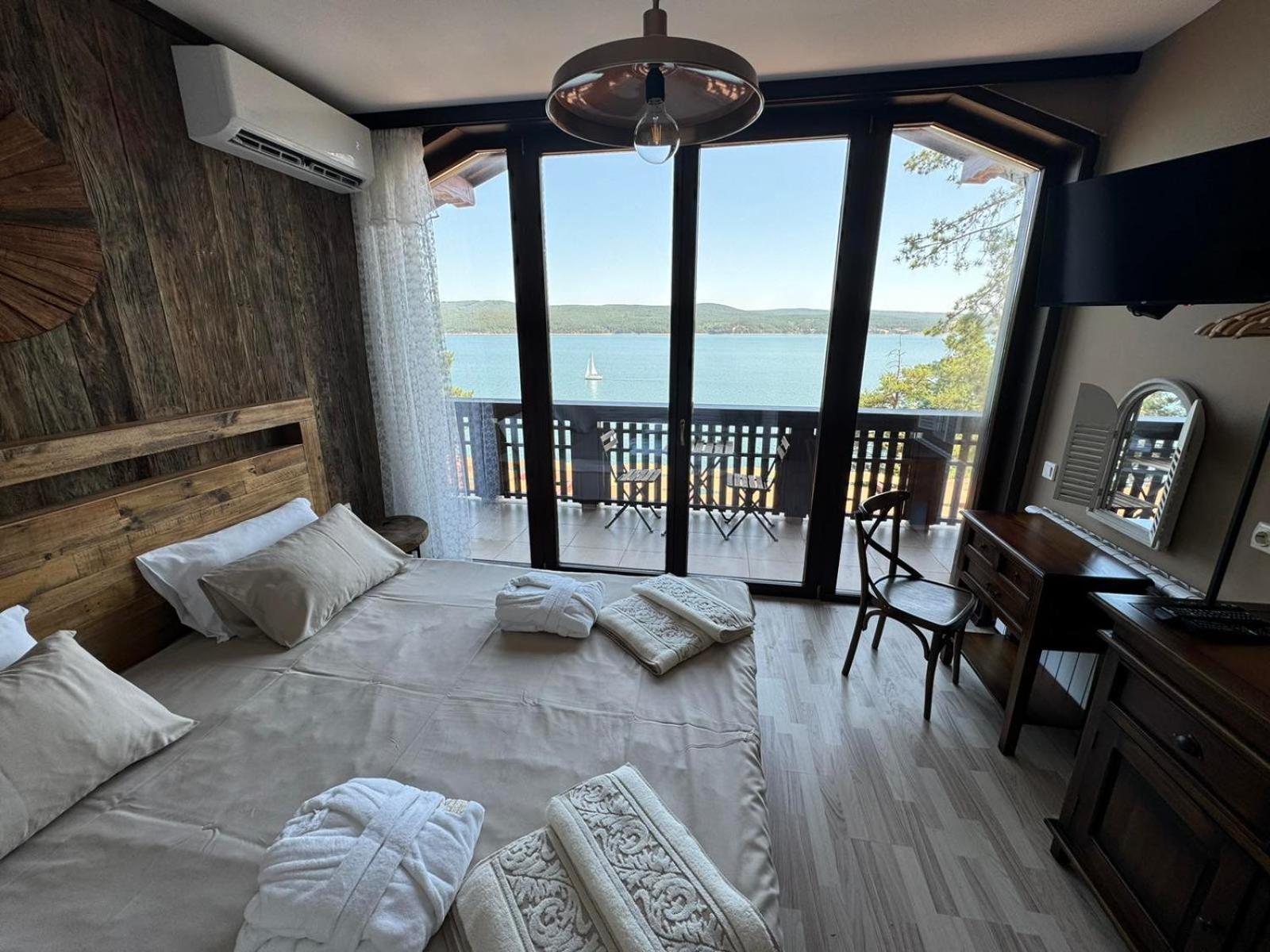 Villa Iskar Lake Residence By Bookvillabg Shtarkelovo Gnezdo Bagian luar foto