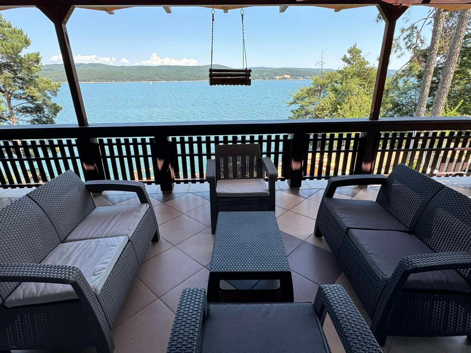Villa Iskar Lake Residence By Bookvillabg Shtarkelovo Gnezdo Bagian luar foto