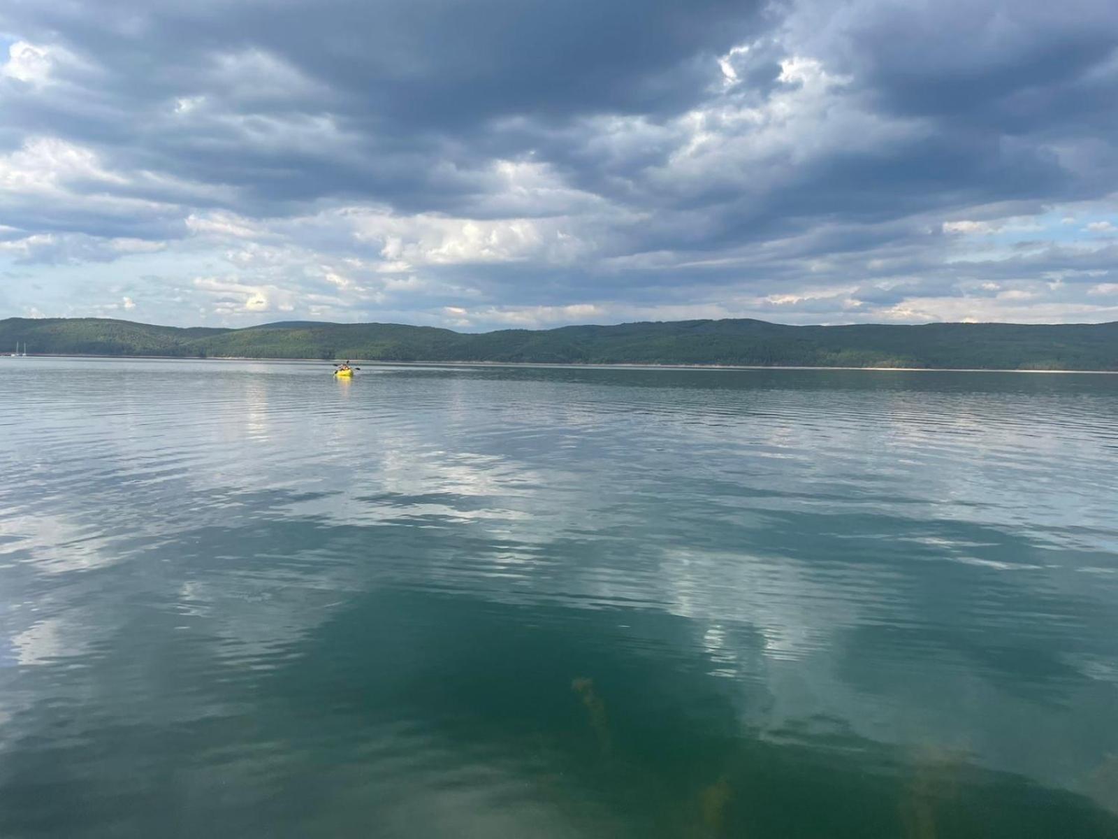 Villa Iskar Lake Residence By Bookvillabg Shtarkelovo Gnezdo Bagian luar foto
