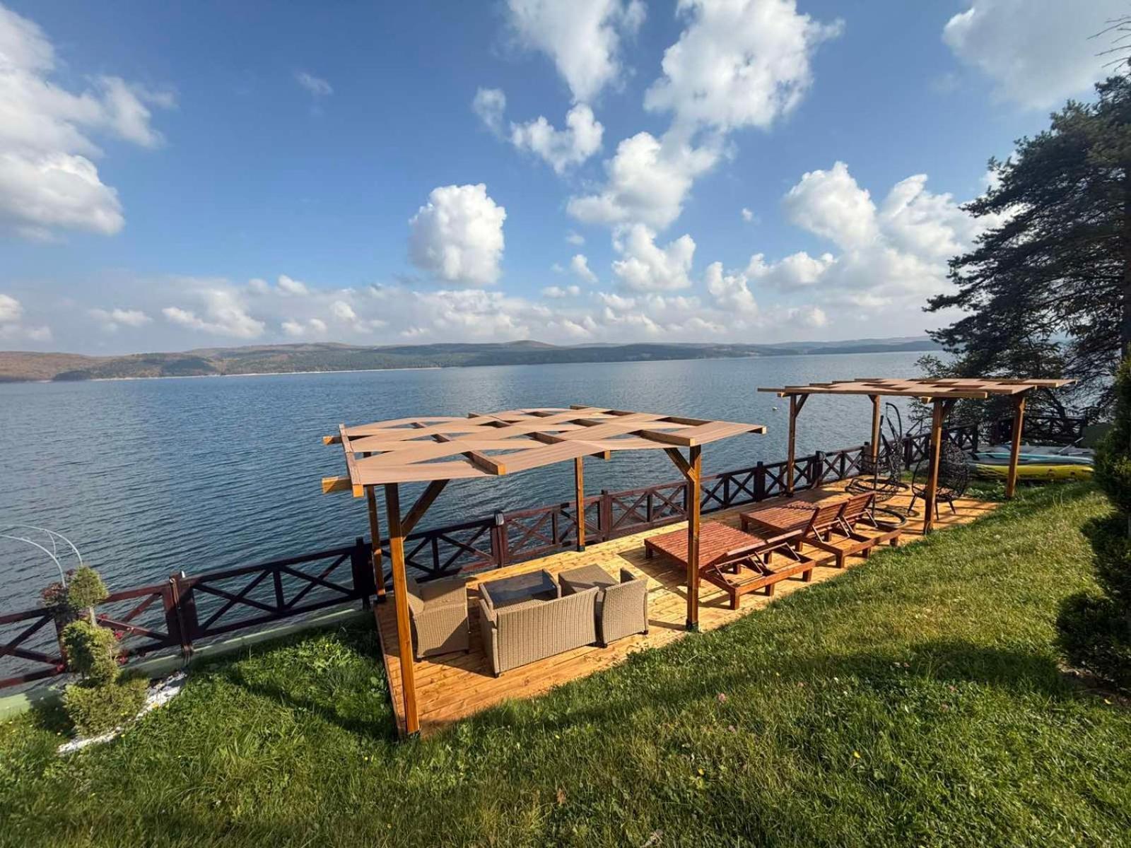 Villa Iskar Lake Residence By Bookvillabg Shtarkelovo Gnezdo Bagian luar foto