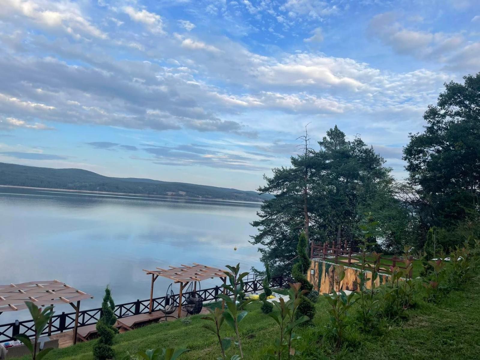Villa Iskar Lake Residence By Bookvillabg Shtarkelovo Gnezdo Bagian luar foto